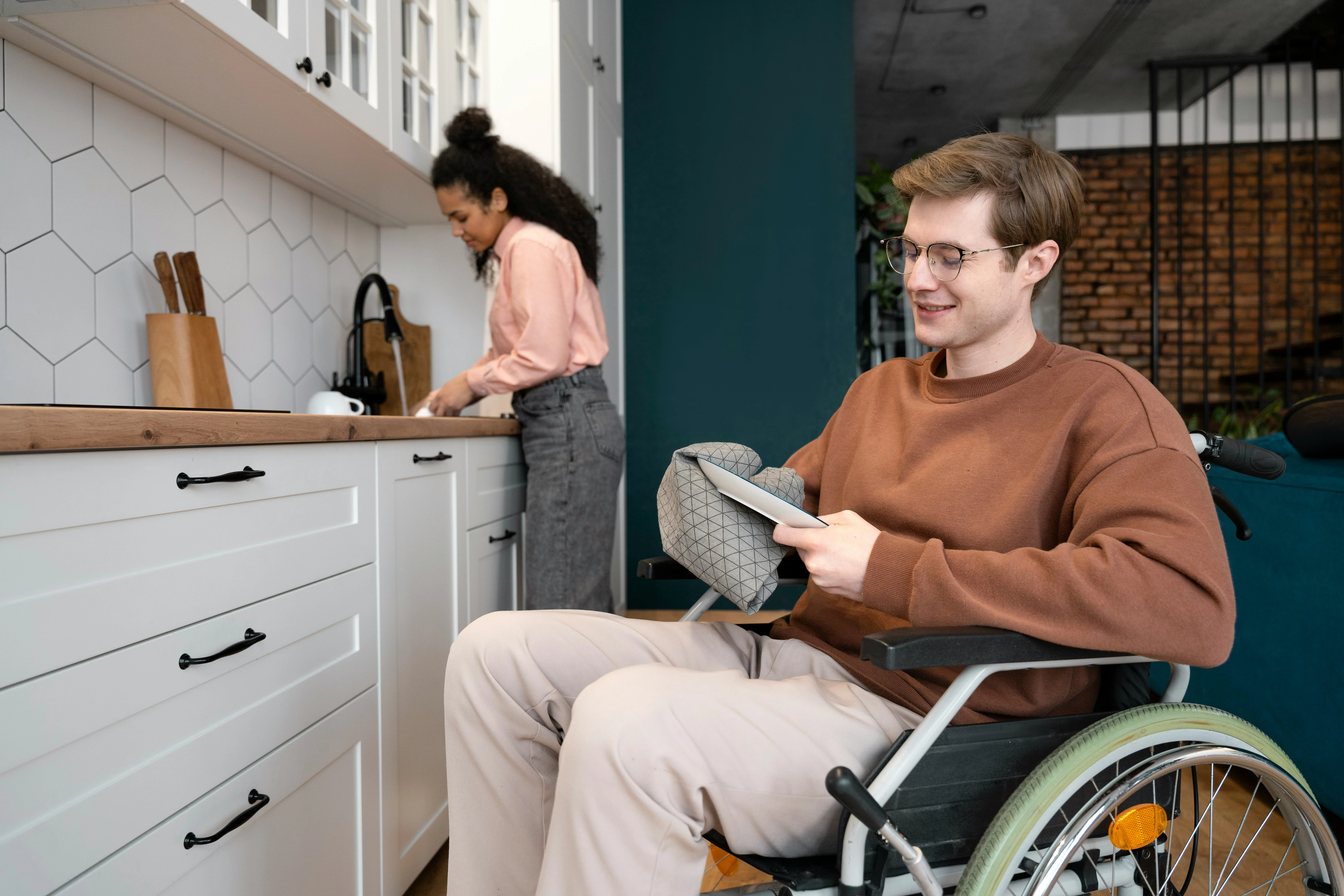 Intervenante KEMYADOM accompagnant une personne en situation de handicap à domicile avec bienveillance